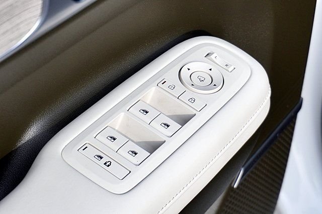 Used 2025 White Hyundai Calligraphy image 30