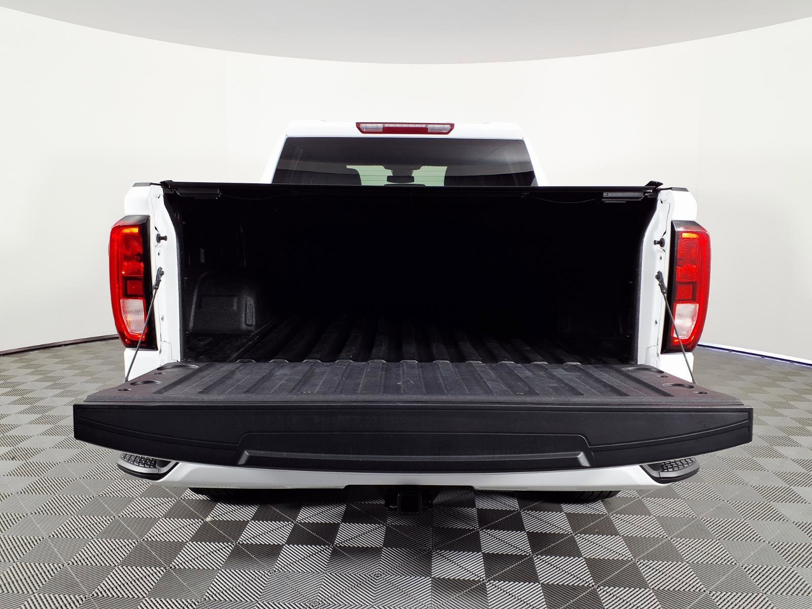 Used 2025 Summit White GMC Elevation image 8