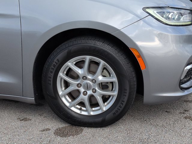 Used 2021 Silver Chrysler Touring L image 10