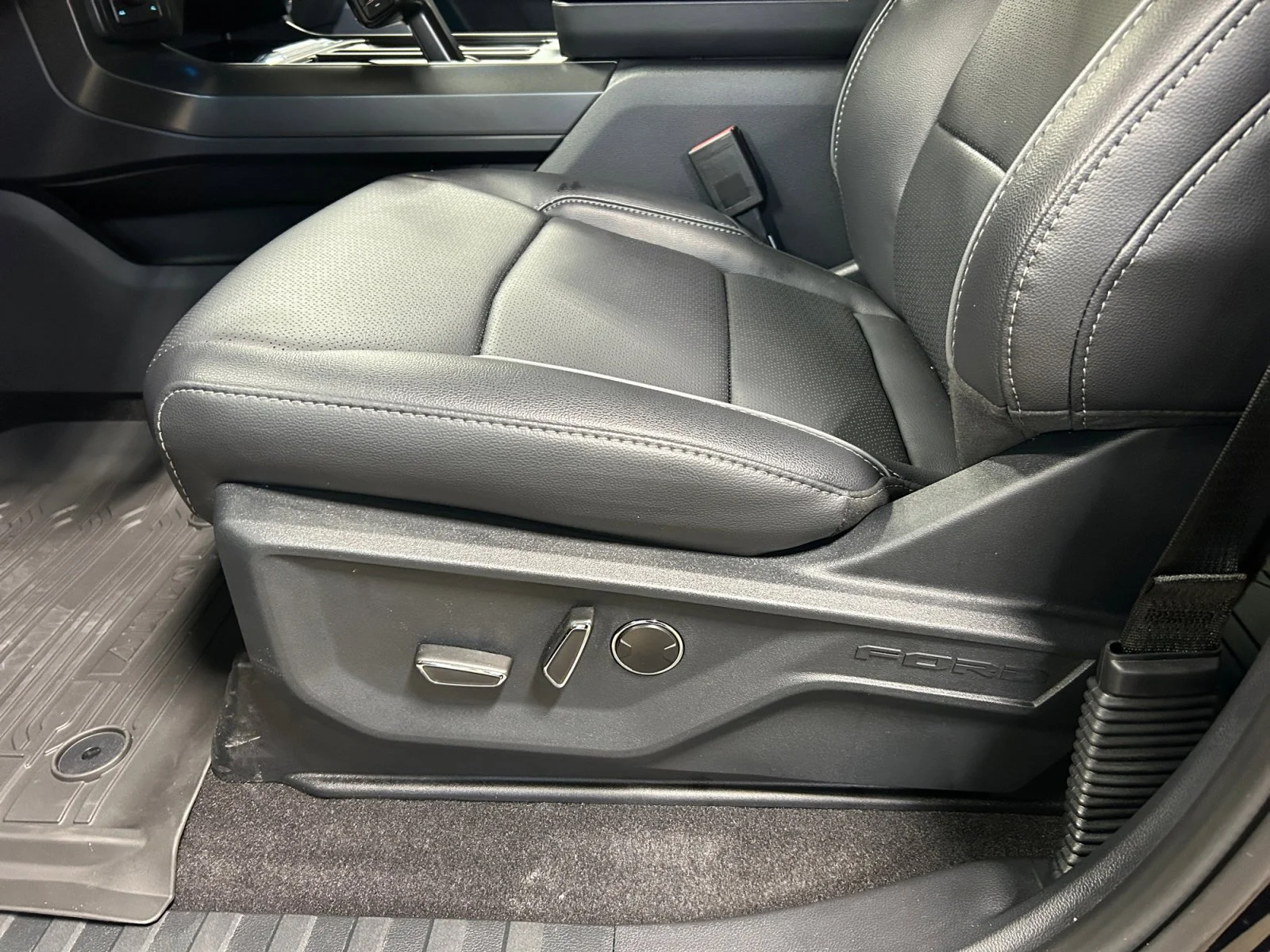 New 2026 Agate Black Metallic Ford Lariat image 15