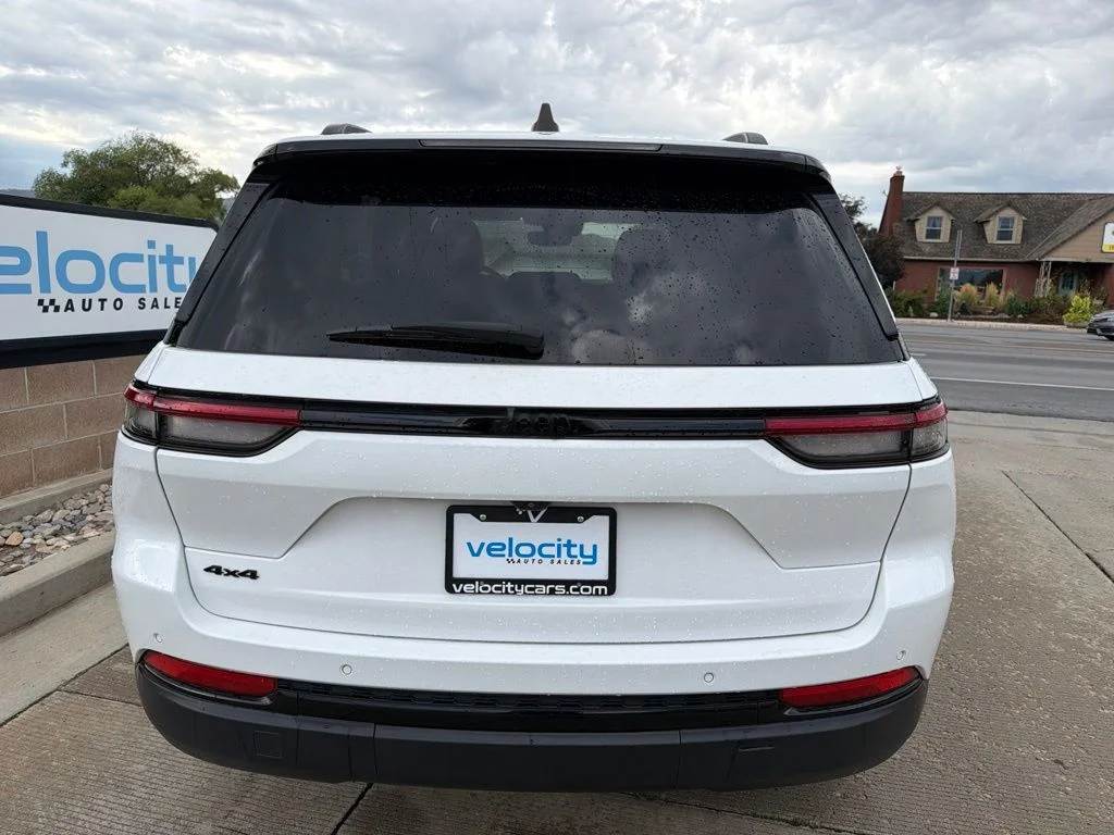Used 2024 White Jeep Altitude image 6