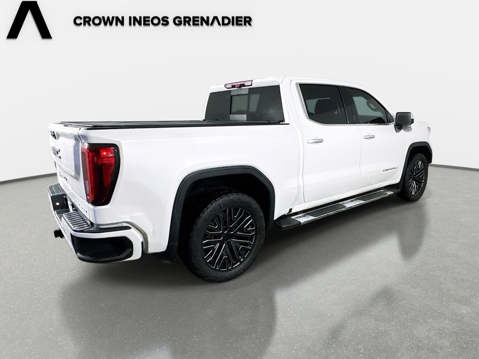 Used 2022 White Frost Tricoat GMC Denali image 5