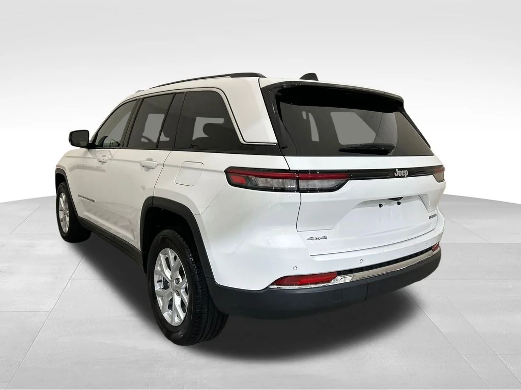 Used 2023 White/off-white Jeep Limited image 3