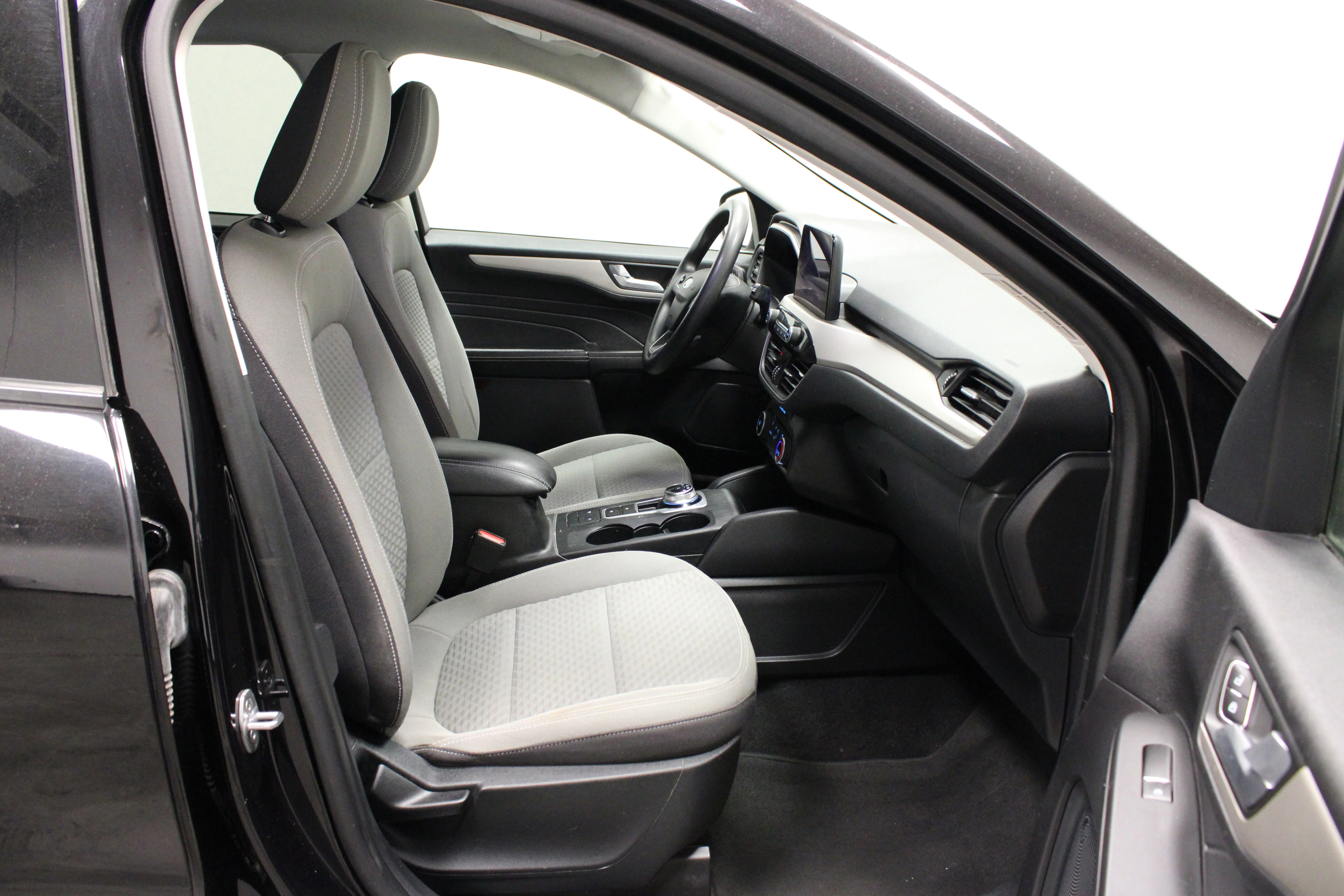Used 2021 Agate Black Metallic Ford SE image 13