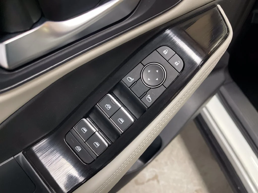 Used 2023 White Nissan SL image 19