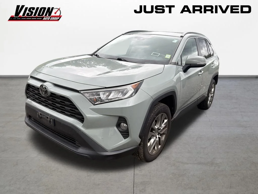 Used 2019 Black Toyota XLE Premium image 1
