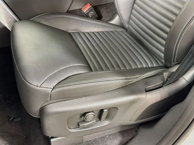 New 2026 Fuji White Land Rover Dynamic SE image 22