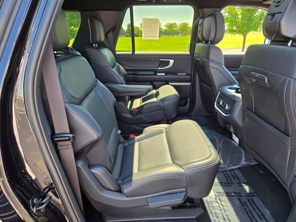 New 2026 Agate Black Metallic Ford MAX Platinum® image 9