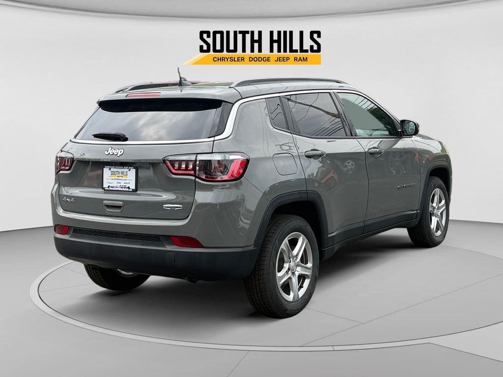 Used 2023 Gray Jeep Latitude image 5