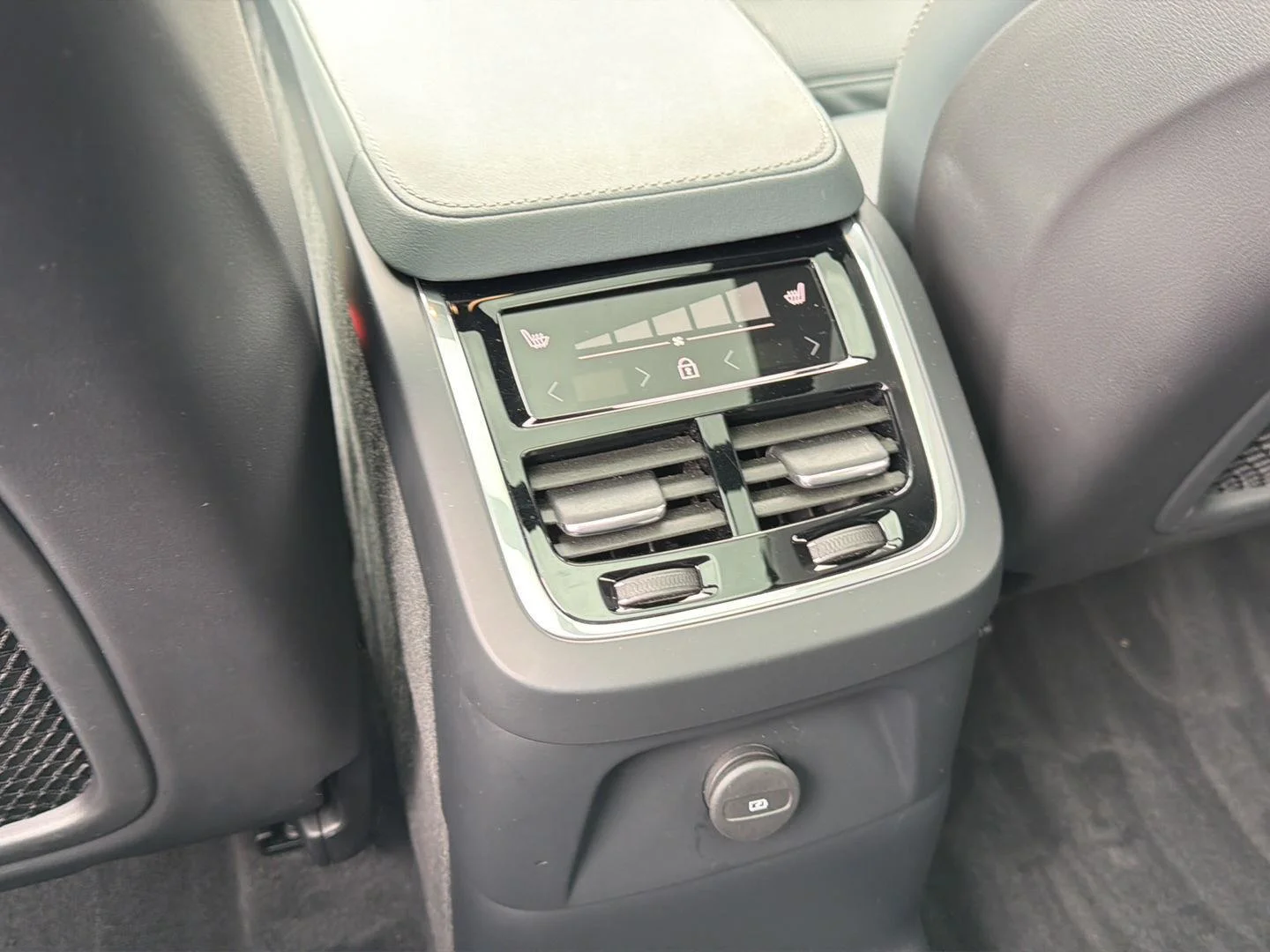Used 2024 Denim Blue Metallic Volvo Ultimate Bright Theme image 20