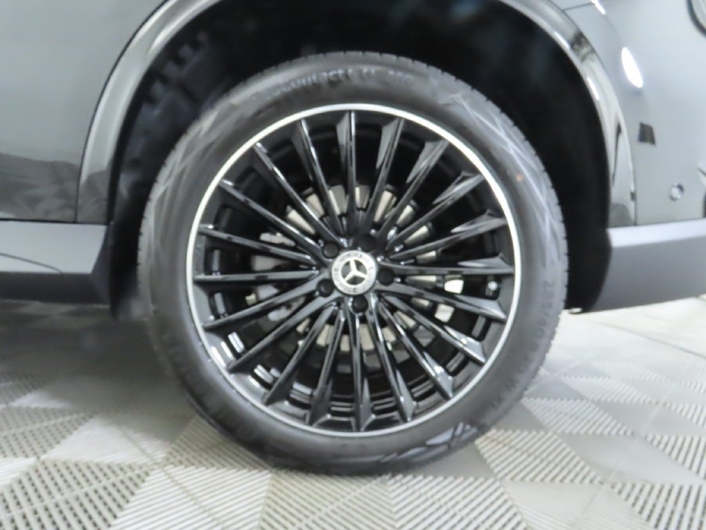 Used 2026 Obsidian Black Metallic Mercedes-Benz GLC 300 image 33