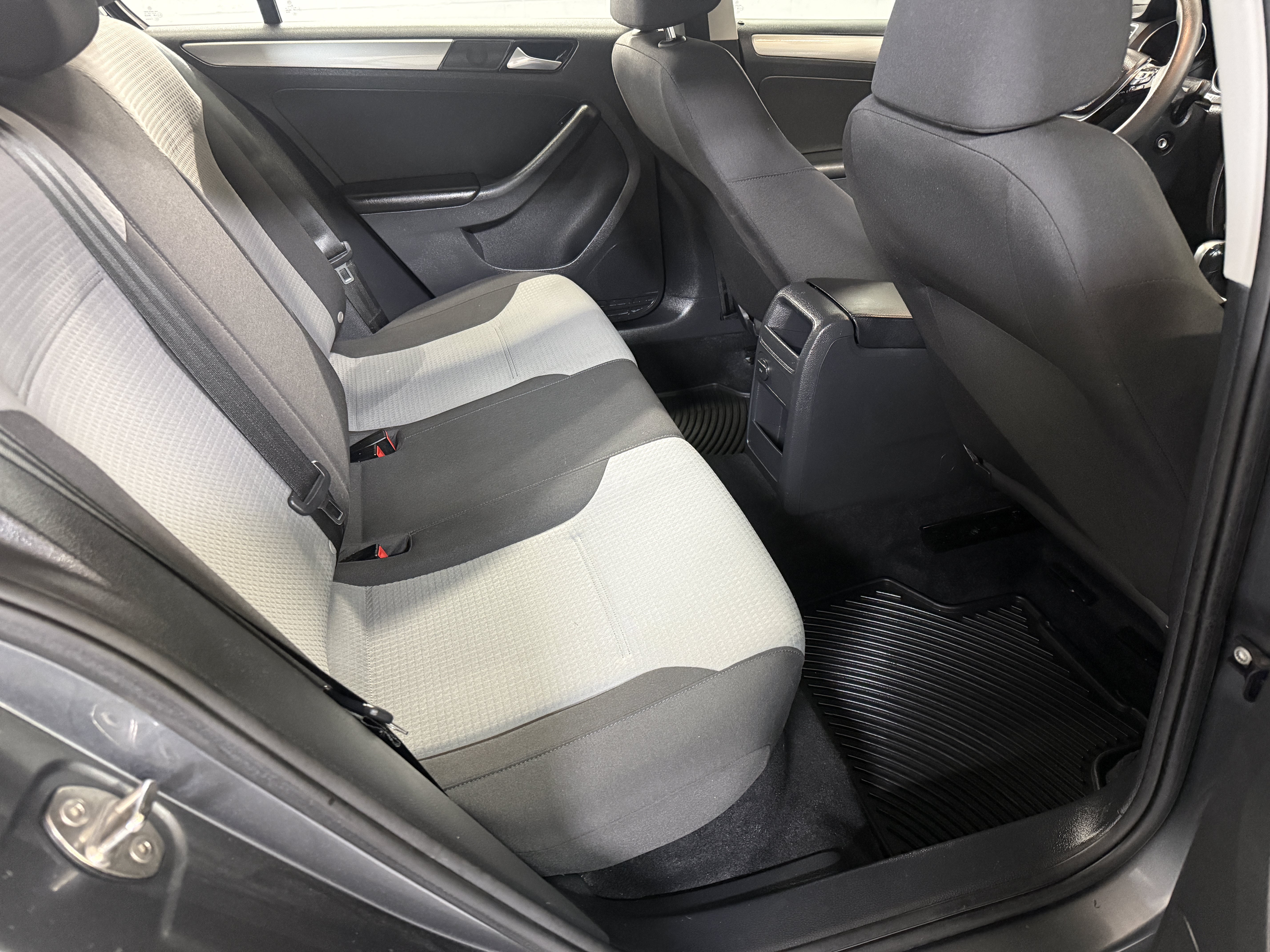 Used 2018 Platinum Gray Metallic Volkswagen 1.4T S image 21