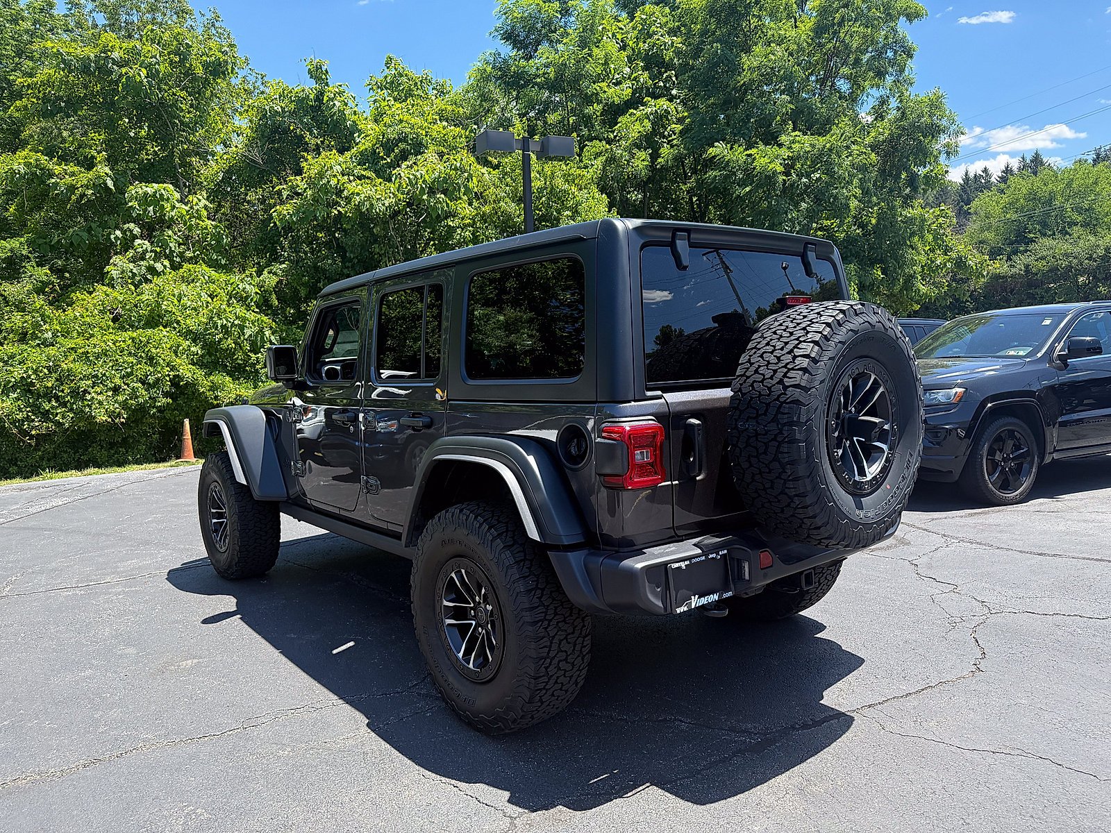Used 2026 Granite Crystal Metallic Clearcoat Jeep Willys image 4
