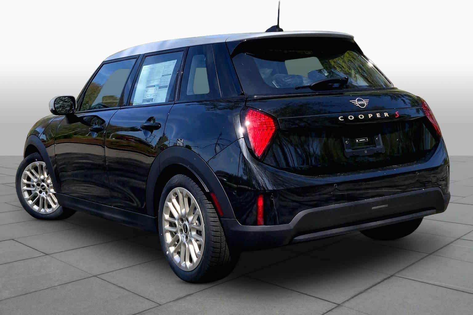 New 2026 Midnight Black II Metallic MINI Signature Plus image 12