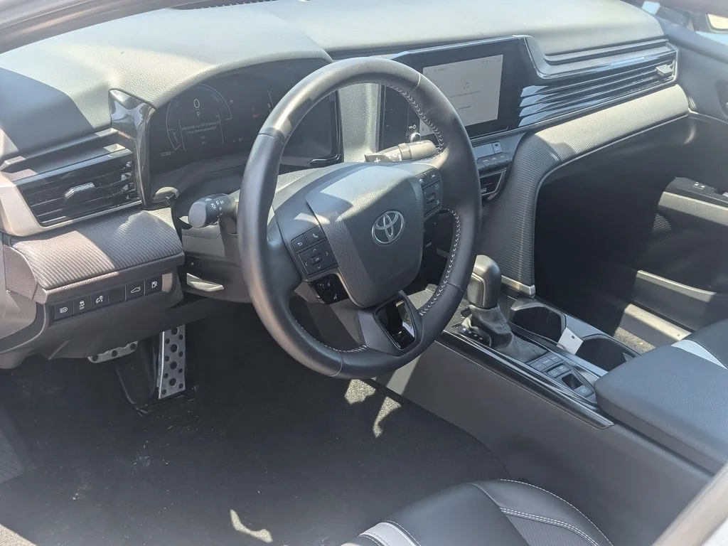 Used 2025  Toyota SE image 12