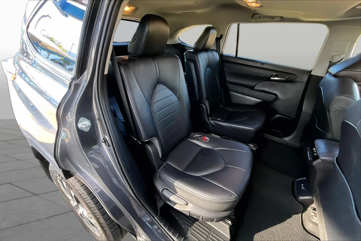 Used 2021 Magnetic Gray Metallic Toyota XLE image 20