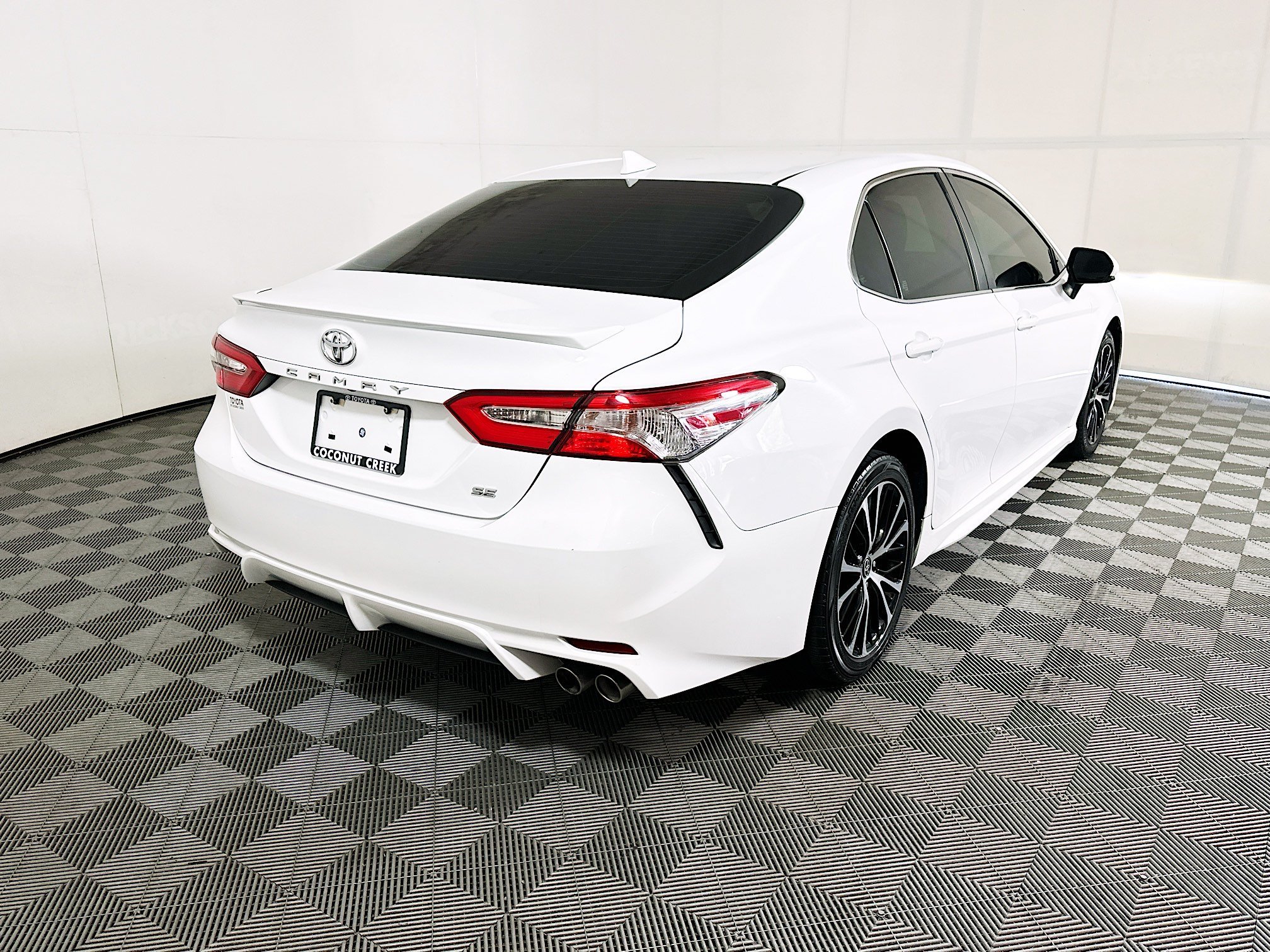 Used 2020 Super White Toyota SE image 3