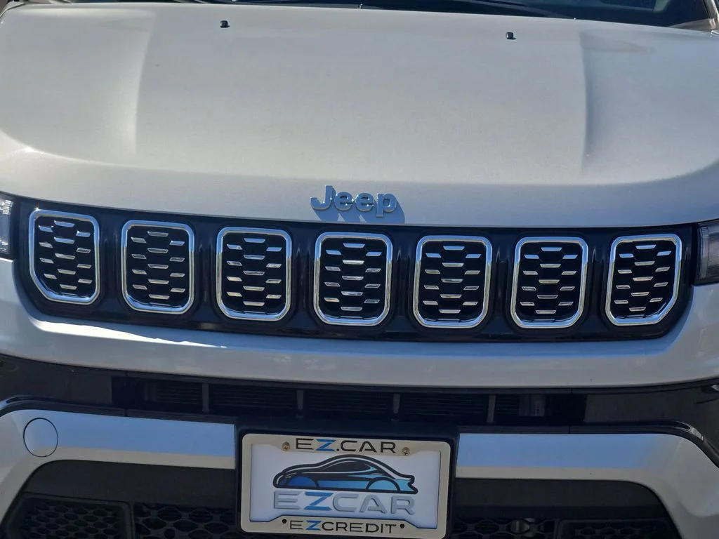 Used 2025 Silver Jeep Limited image 18