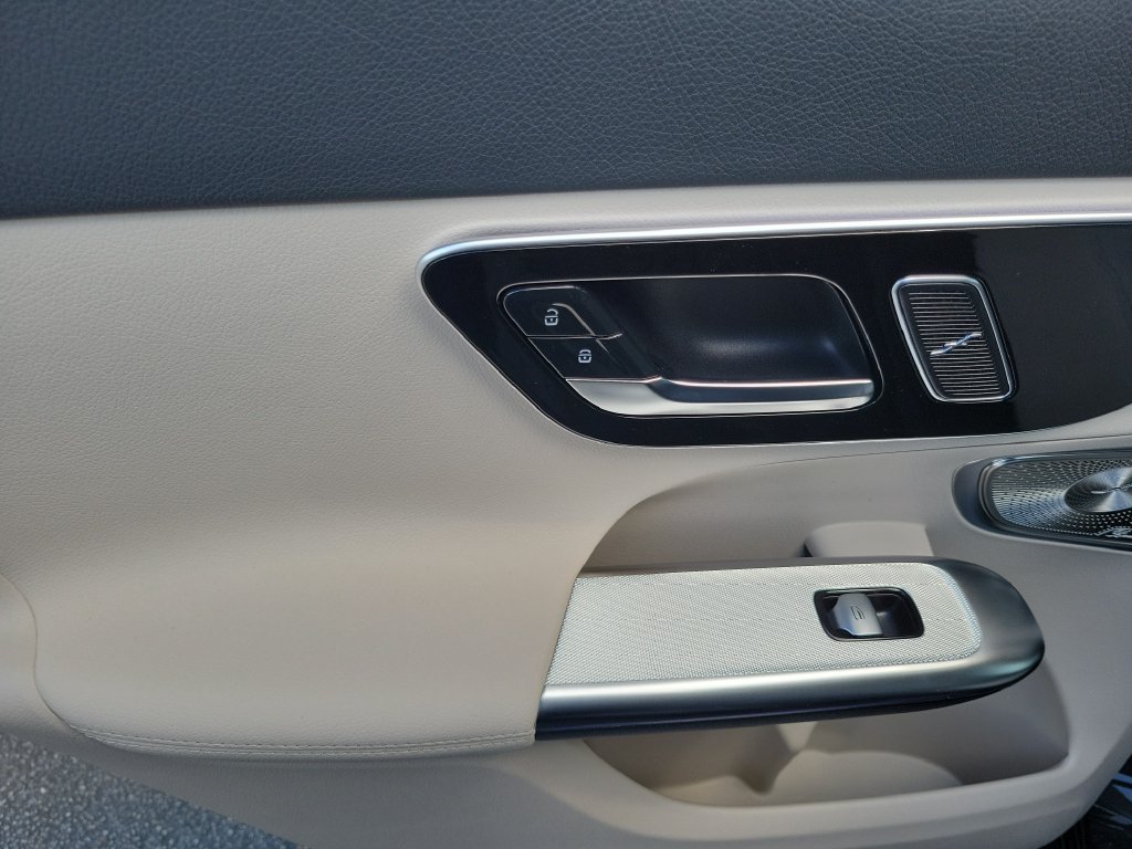 New 2027 Graphite Grey Metallic Mercedes-Benz GLC 300 image 12