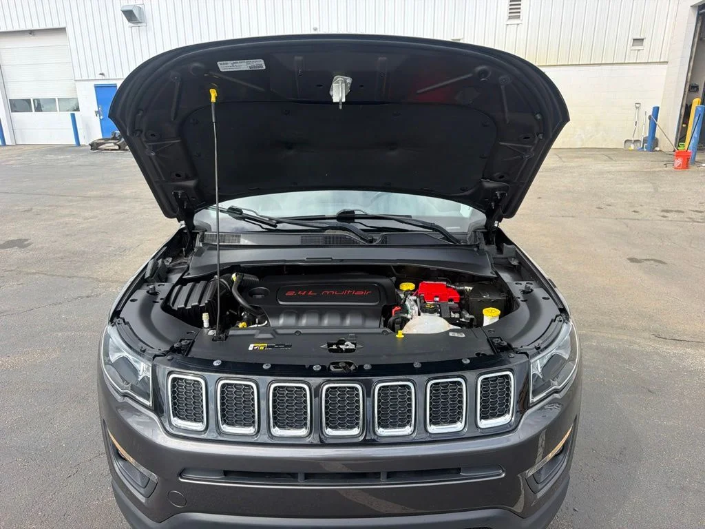 Certified Used 2021 Granite Crystal Clearcoat Metallic Jeep Latitude image 38