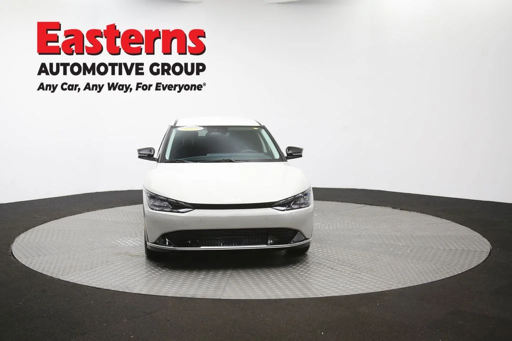 Used 2023 White Kia Wind image 55