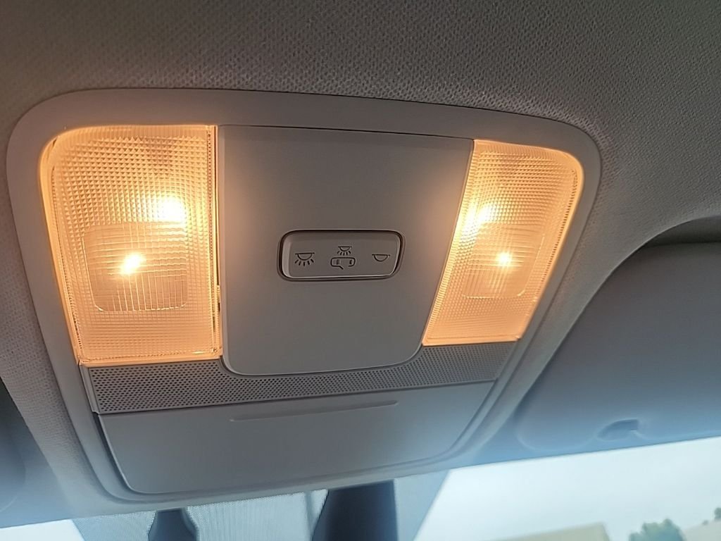 Used 2019 White Kia S image 24