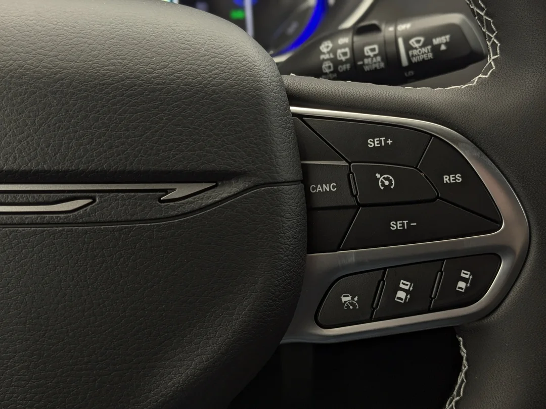 New 2027 Black Chrysler Select - - FWD - Stow n Go Seating - Adaptive Cruise - Blind-Spot - Apple CarPlay & More! image 17