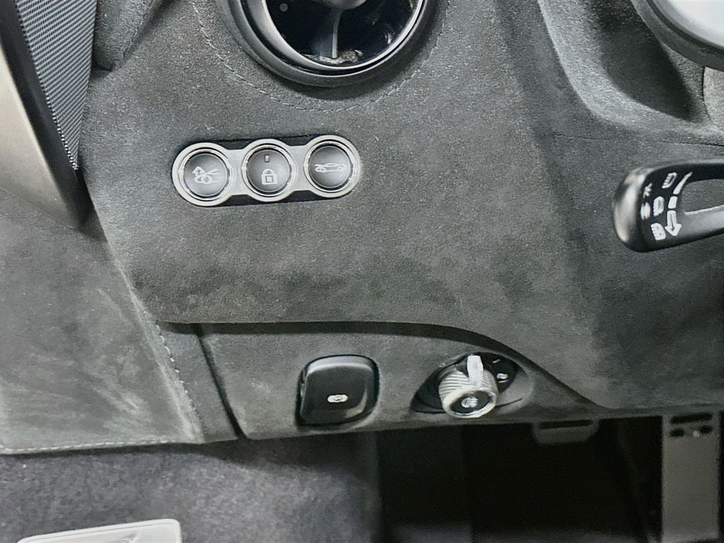 Used 2025  McLaren  image 11