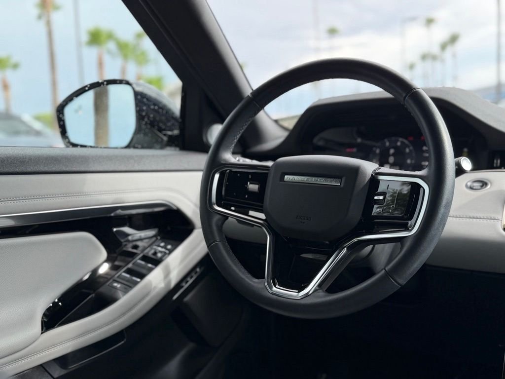 Used 2023  Land Rover R-Dynamic SE image 14