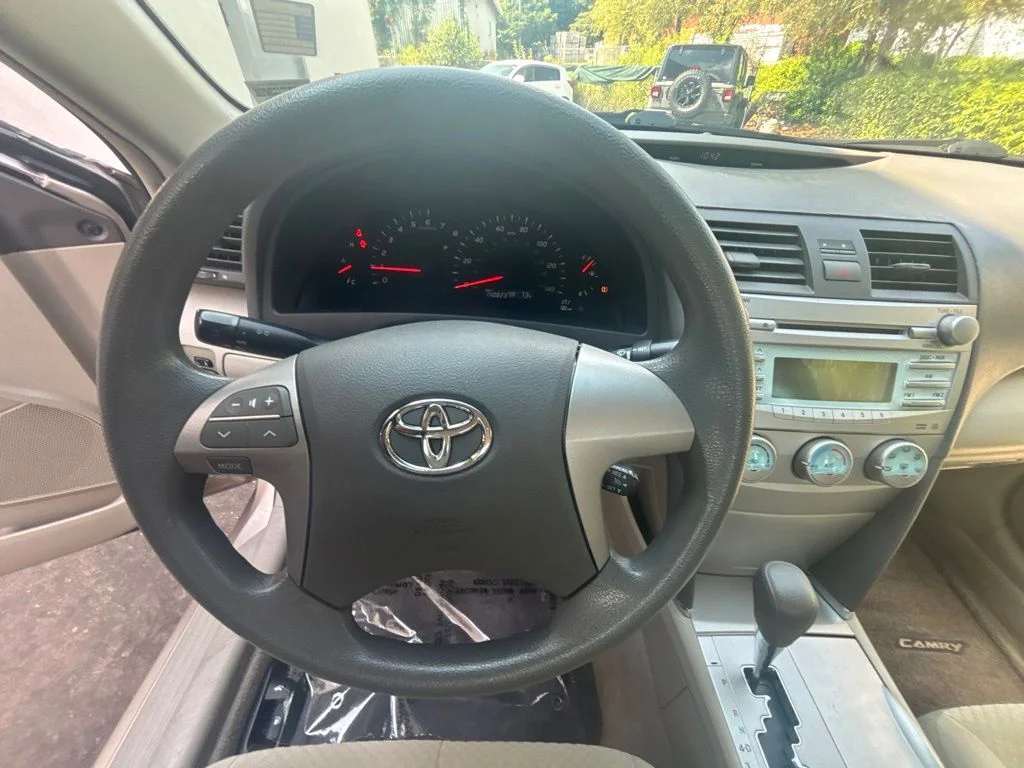 Used 2009 Gold Toyota  image 15