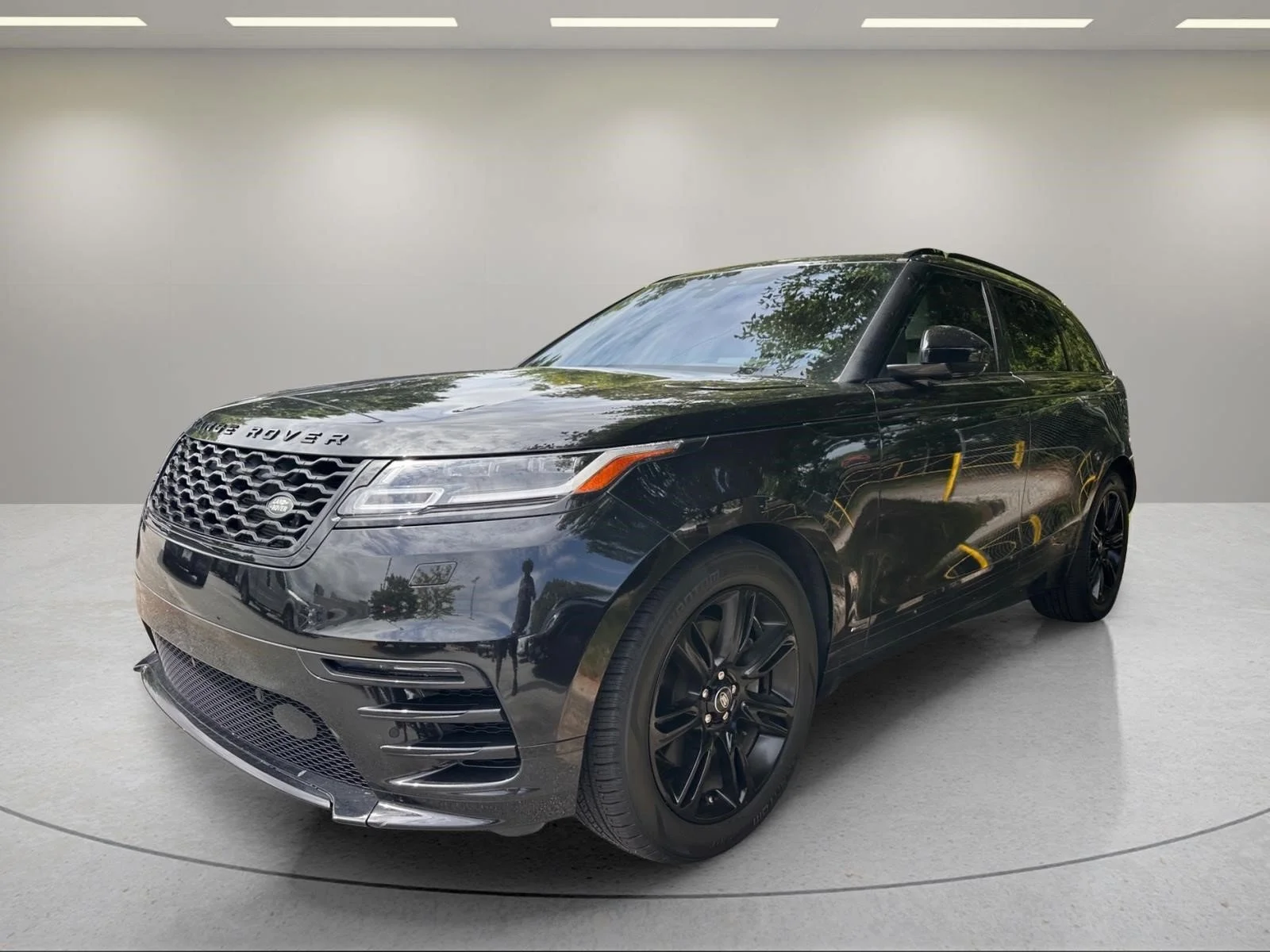 Used 2020  Land Rover R-Dynamic S image 2