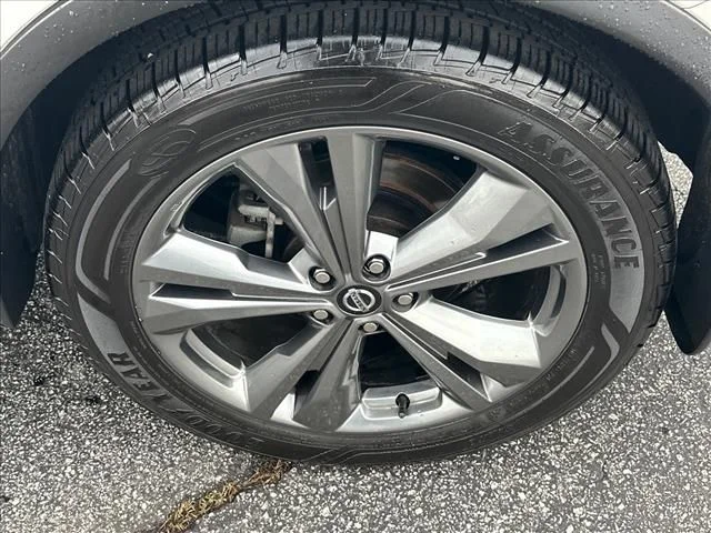 Used 2020 White Nissan Platinum image 36