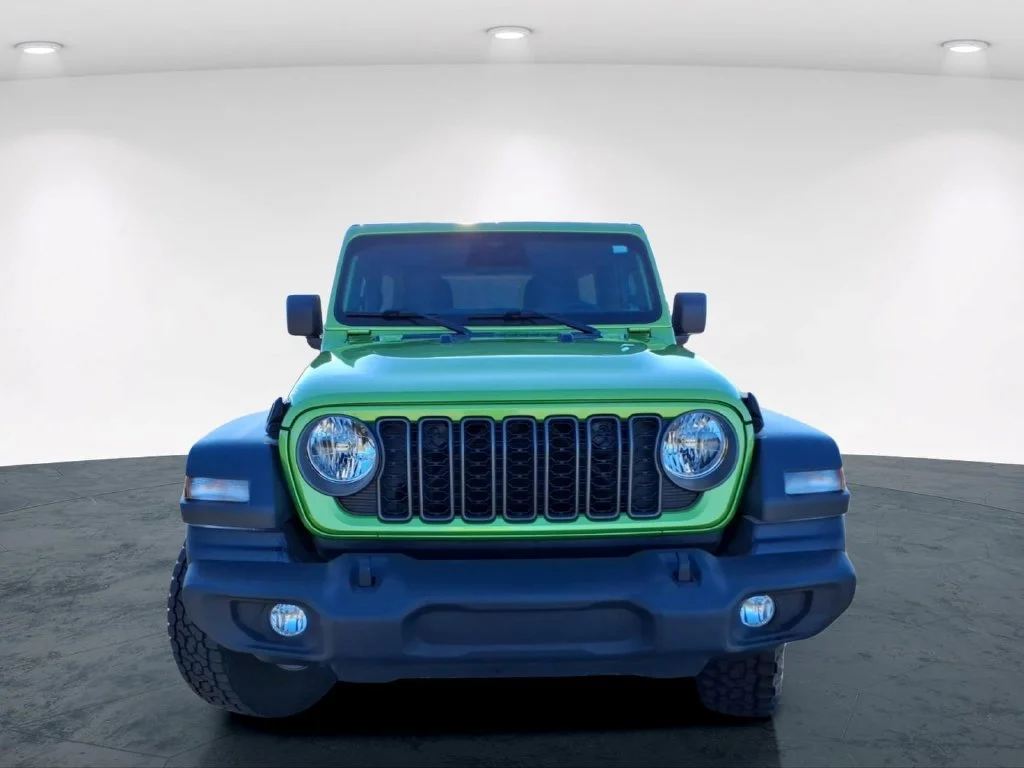 Used 2025 Green Jeep Sport S image 4