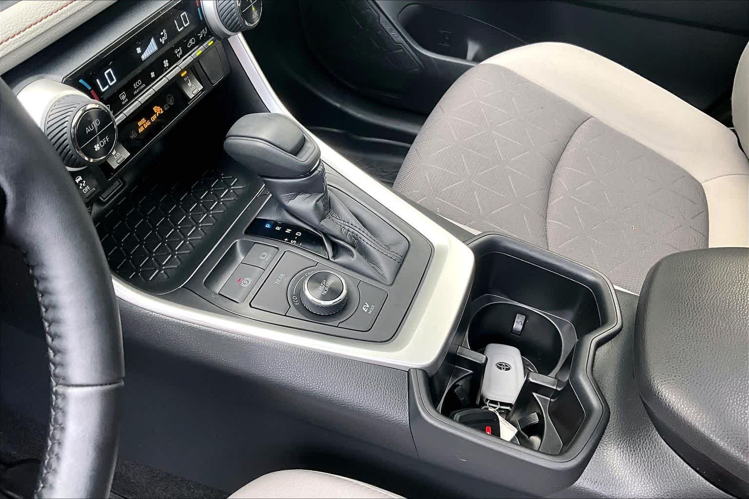 2025 Toyota RAV4 XLE - Photo 16