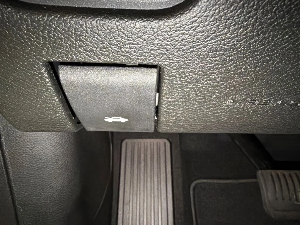 New 2026 Bright White Clear-Coat Exterior Paint Jeep Laredo X image 20