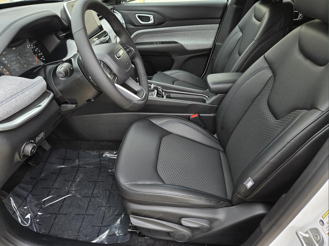 New 2026 Bright White Clearcoat Jeep Latitude image 12