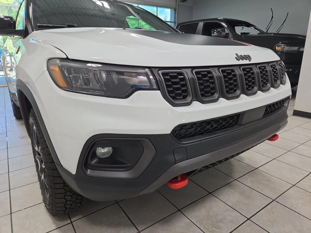 New 2026 Bright White Clear-Coat Exterior Paint Jeep Trailhawk image 13