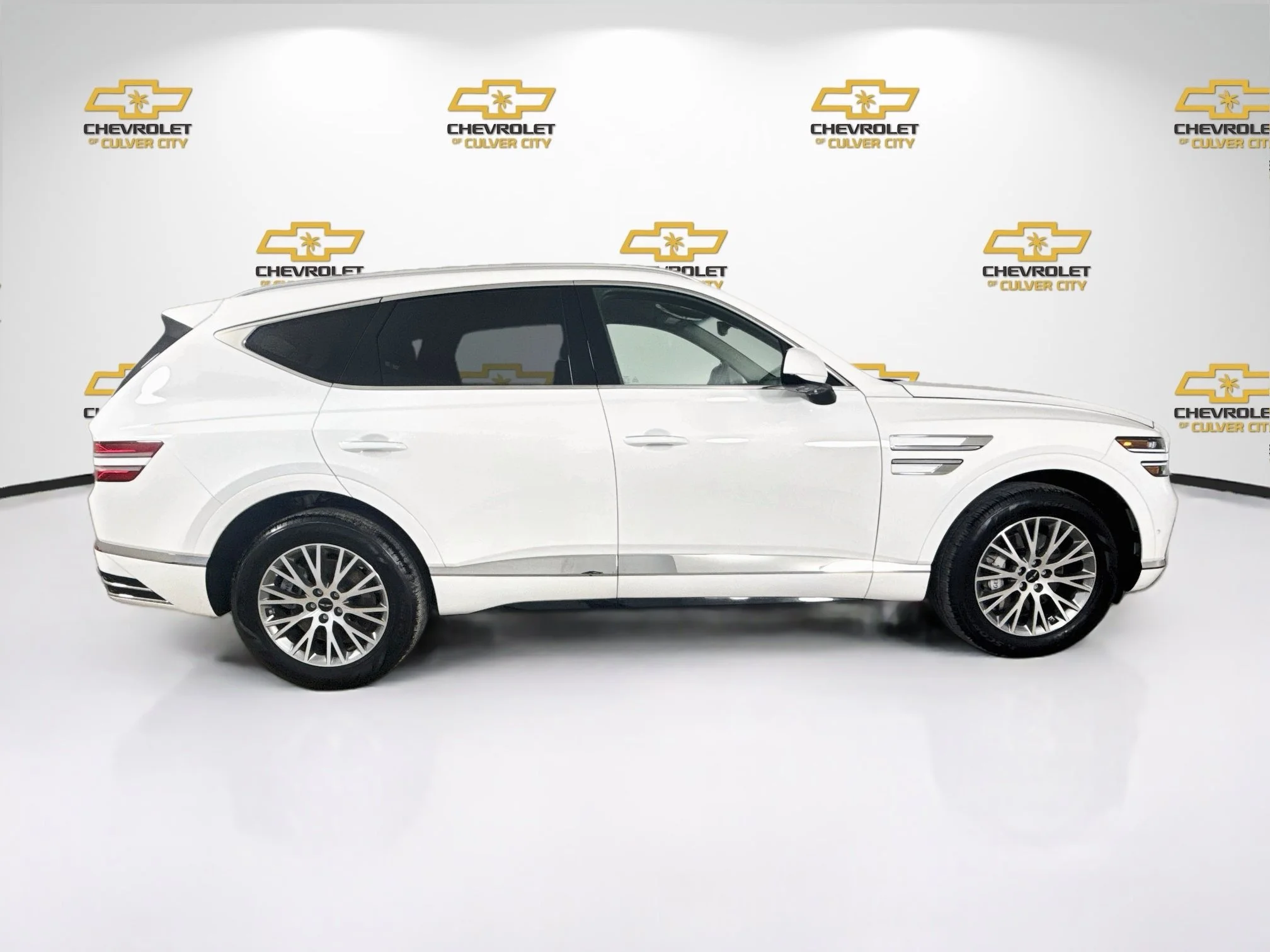 Used 2025 White Genesis 2.5T Standard image 9