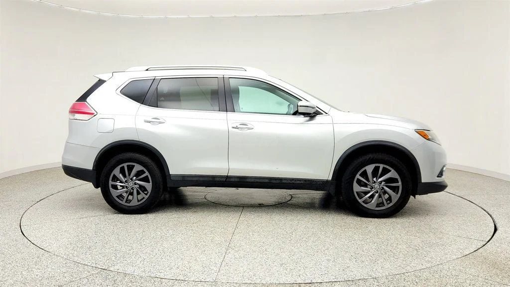 Used 2016 Brilliant Silver Nissan AWD 4dr SL w/ Premium Package & Panoramic Moonroof image 4