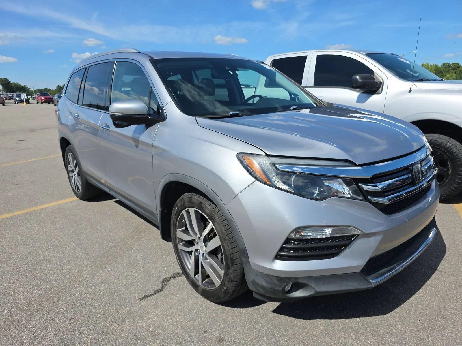 Used 2017 Lunar Silver Metallic Honda Touring image 3