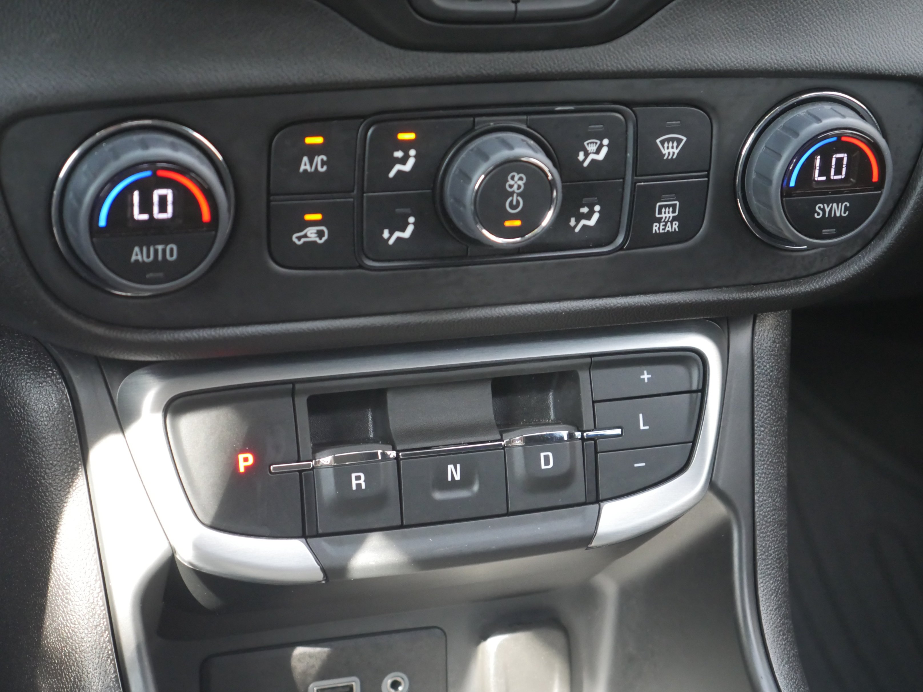 Used 2024 Summit White GMC SLE image 14