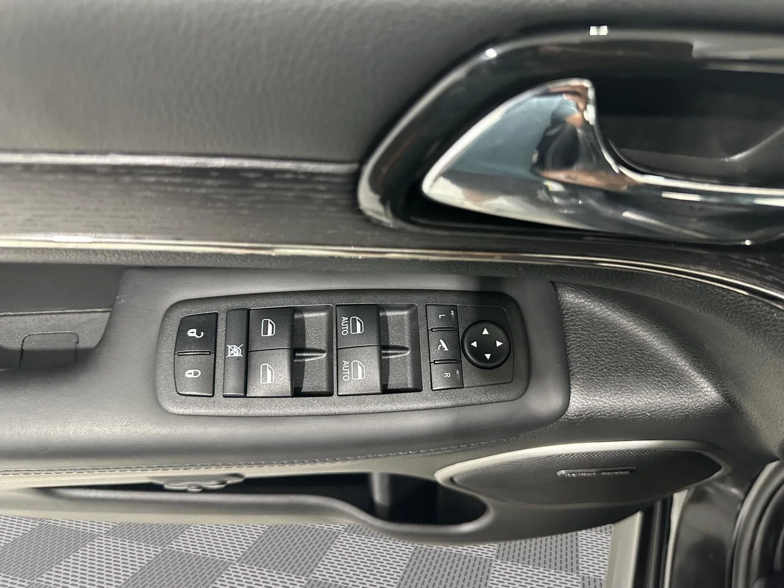 Used 2021 Diamond Black Crystal Pearl Jeep Overland image 22