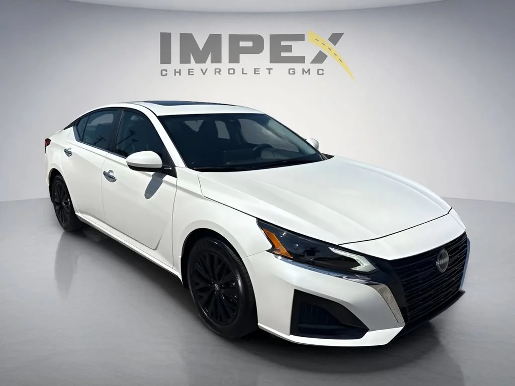 Used 2025 White Nissan SV image 7