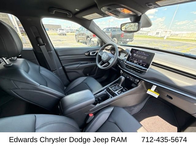 New 2026 Hydro Blue Pearl-Coat Exterior Paint Jeep Latitude image 23