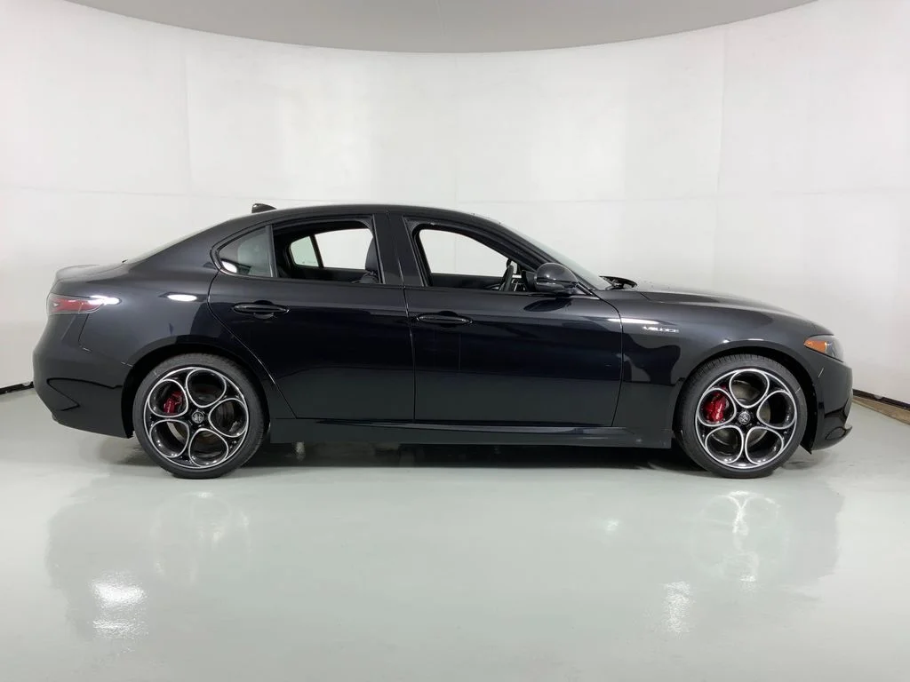 New 2026 Vulcano Black Metallic Exterior Paint Alfa Romeo Veloce image 3