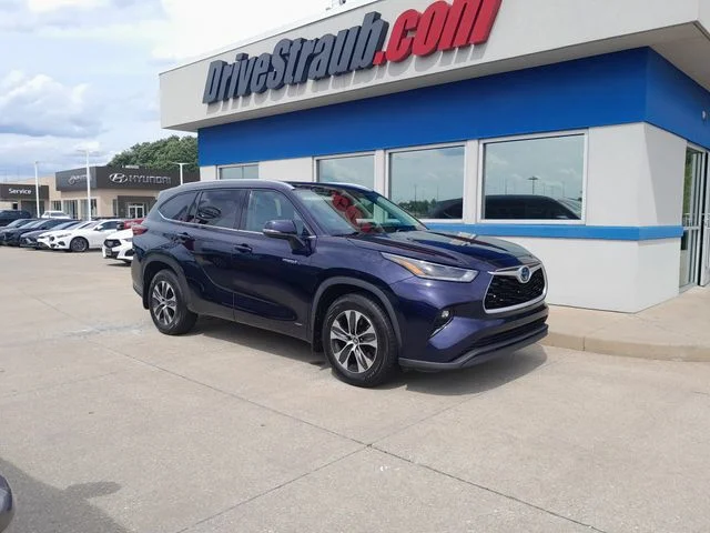 Used 2021  Toyota XLE image 2