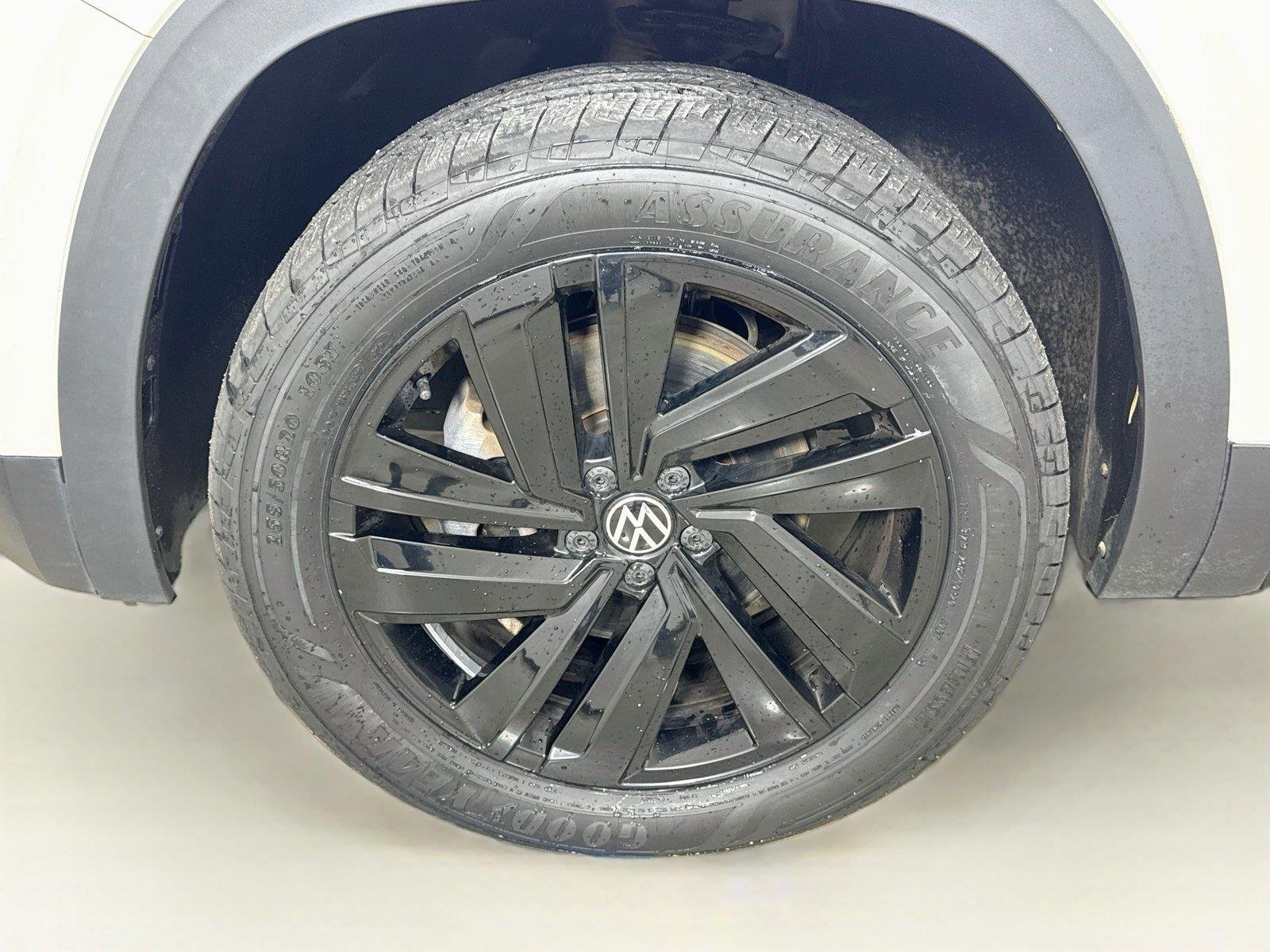 Used 2023 Pure White Volkswagen 3.6L V6 SE w/Technology image 29