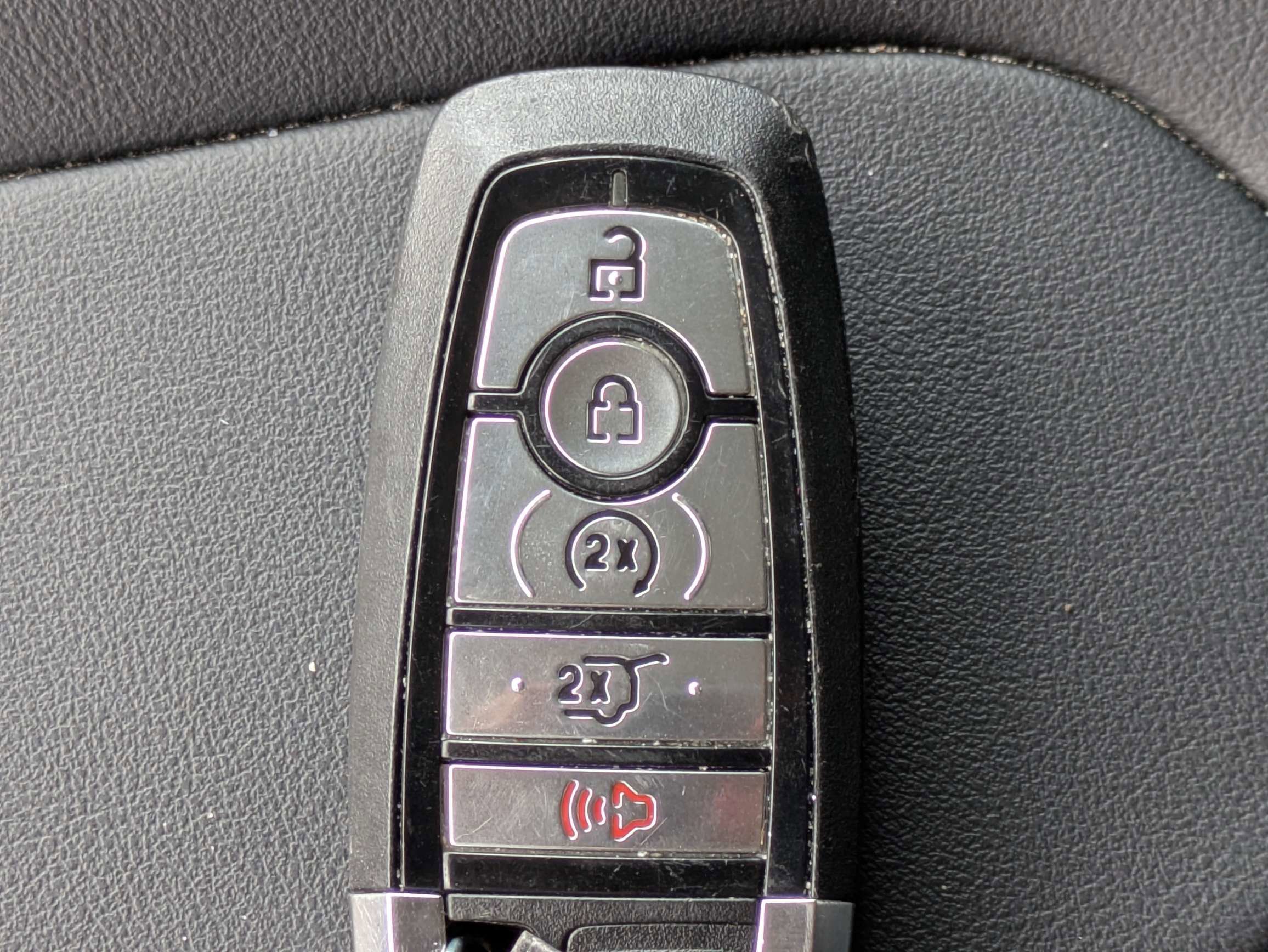 Used 2025 Agate Black Metallic Ford Platinum image 41