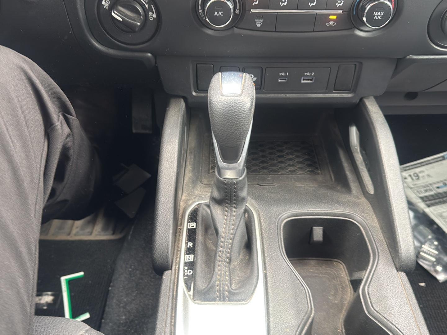 Used 2022 Glacier White Nissan S image 9
