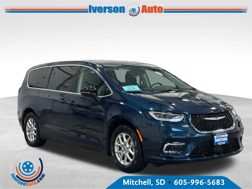 2024 Chrysler Pacifica Touring L's photo